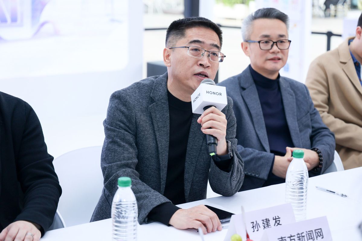 耀享生活节现场，《光·遇》游戏互动区玩家正在体验手势操控角色飞行