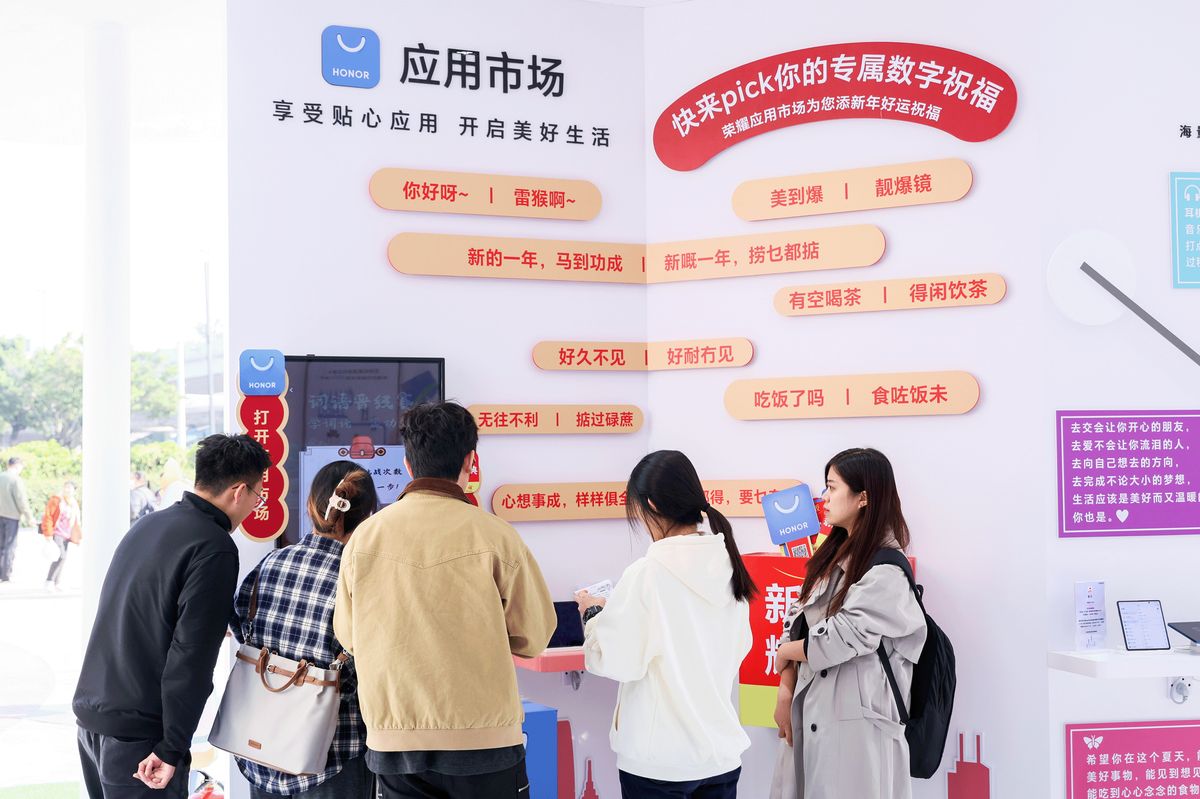 用户在荣耀门店体验跨设备联动玩游戏，大屏实时同步手机画面