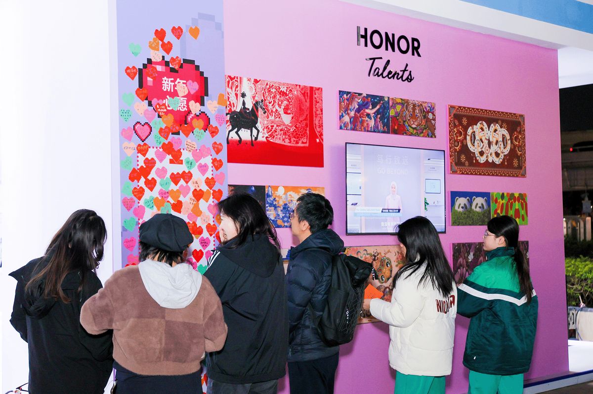 家长在荣耀展台体验AI儿童游戏守护功能设置界面