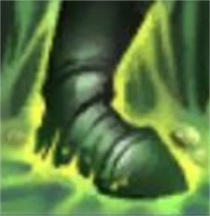 大嘴站在龙坑边缘释放R技能，一道巨型能量波向前喷射，远处敌方英雄被击中后血条骤减