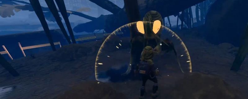 《禁闭求生2》中螳螂若虫发动攻击的瞬间画面，身体前倾，双臂高举，背景为草丛环境，气氛紧张