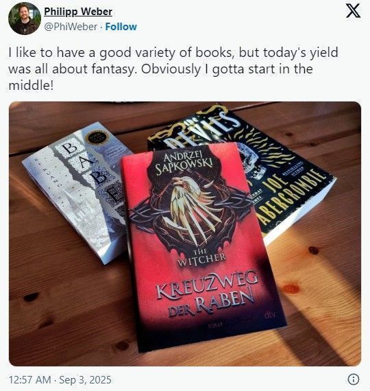 《乌鸦的十字路口》小说封面展示，书页边缘泛黄，象征着神秘古老的魔法世界