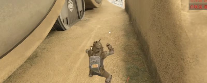 玩家使用双刀进行蓄力冲刺的动作特写，角色呈前冲姿态，周围带有动态模糊特效