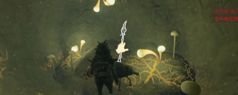 《禁闭求生2》游戏中阴影之刺武器特写，蓝色光效环绕刀刃，充满神秘感