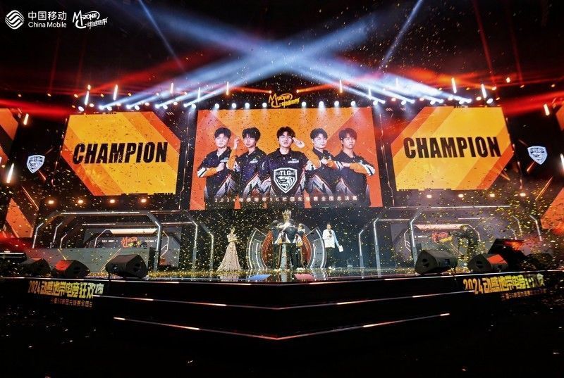 2024动感地带5G校园先锋赛全国总决赛现场，选手专注对战，大屏幕显示激烈战况