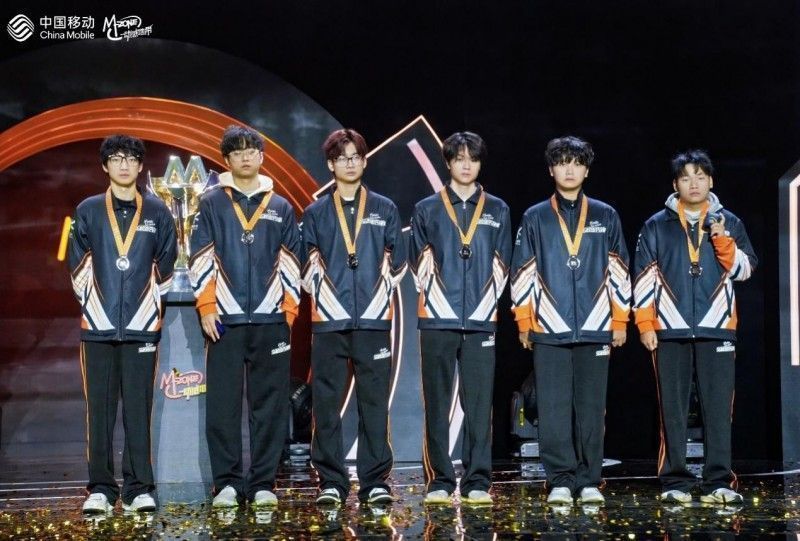 电竞选手在比赛中激烈交锋，神情专注，背景为动感地带赛事LOGO和灯光舞台