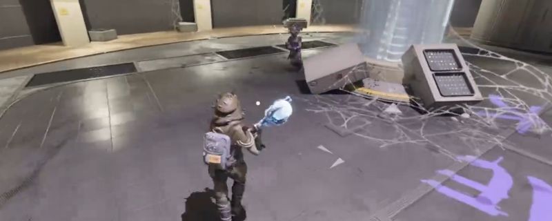 《禁闭求生2》中神秘人BOSS战斗场景，昏暗庭院内角色手持法杖对峙，周围电光闪烁