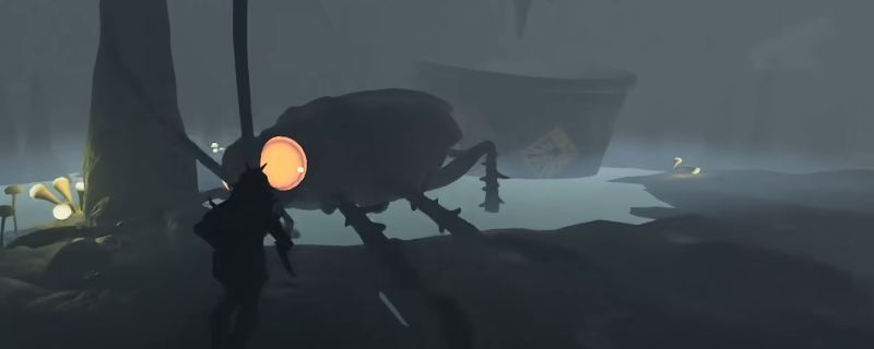 《禁闭求生2》中刺客角色正在与巨大的蟑螂女王激烈对战，场景昏暗，四周布满虫巢，战斗氛围紧张刺激