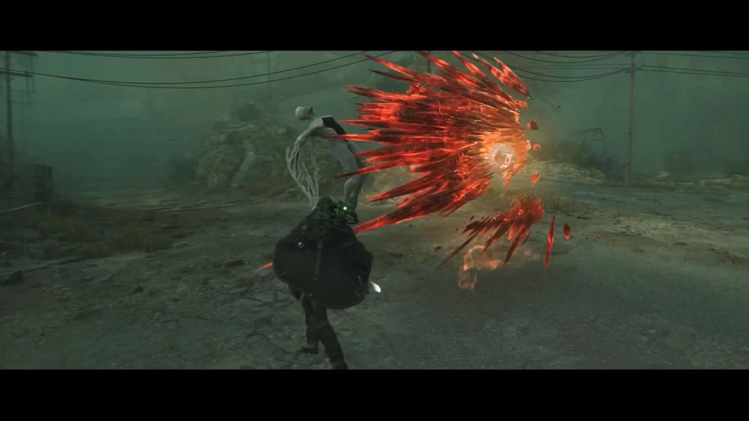 无人机在狭窄通道中飞行侦查，屏幕显示实时热成像画面