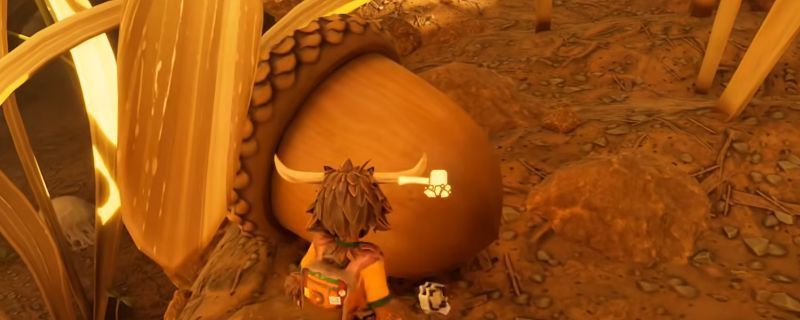 《禁闭求生2》中刺客角色手持利刃潜行接近敌人的战斗画面，背景为微观森林环境