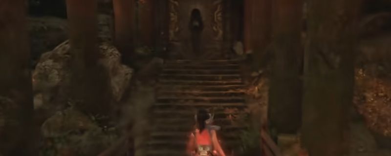 《明末：渊虚之羽》中行宫后山区域的金门入口场景，古旧木门半掩于山石之间，周围布满藤蔓和符文痕迹