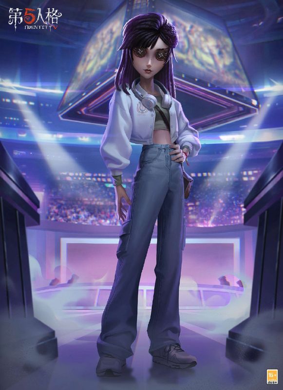 古董商-OPH.QI身穿绿色T恤搭配银白外套，佩戴蓝白耳机，肩挂人偶配饰，展现青春动感的电竞少女形象