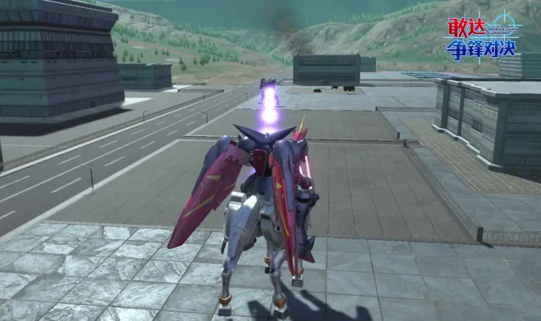 尊者敢达发射光束炮，蓝色能量束直射前方目标