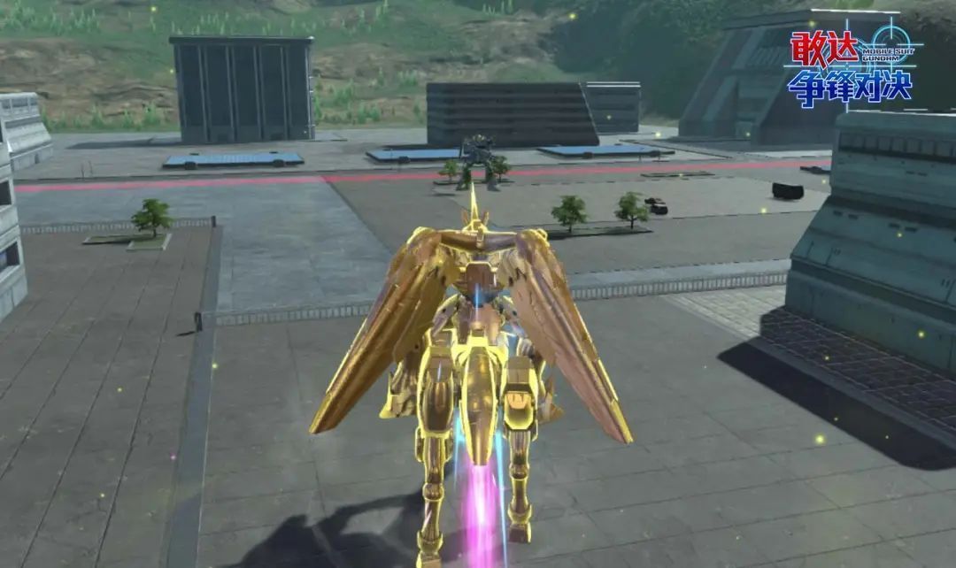 机体进入超级模式，通体闪耀金色光芒，气势飙升