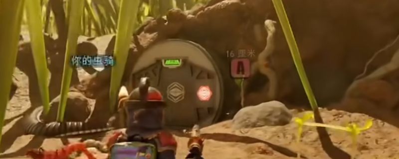 《禁闭求生2》游戏中玩家在草丛根部附近搭建基地的画面，周围环境逼真，光影细腻，展现出微观世界中的生存场景