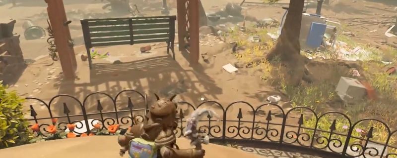 《禁闭求生2》中汉堡小哥雕像附近场景，视角朝向秋千方向，环境充满草叶与昆虫细节