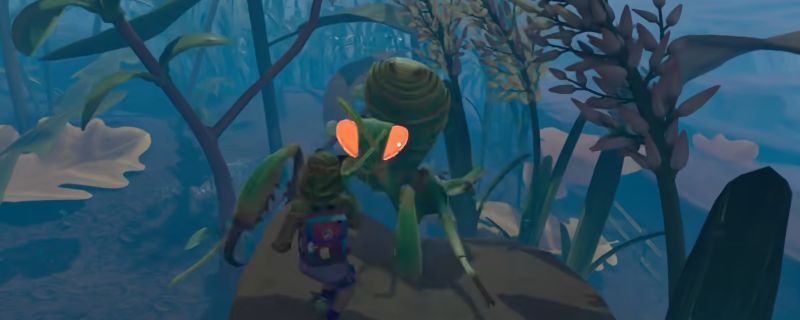 《禁闭求生2》中螳螂若虫在草丛中张开镰刀准备攻击的紧张画面，背景为微缩化的花园地形