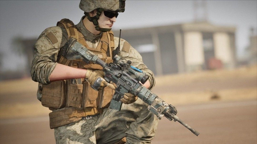 《战术小队》9.0更新宣传图，展现城市巷战中的小队作战场景，烟雾弥漫，士兵持枪推进