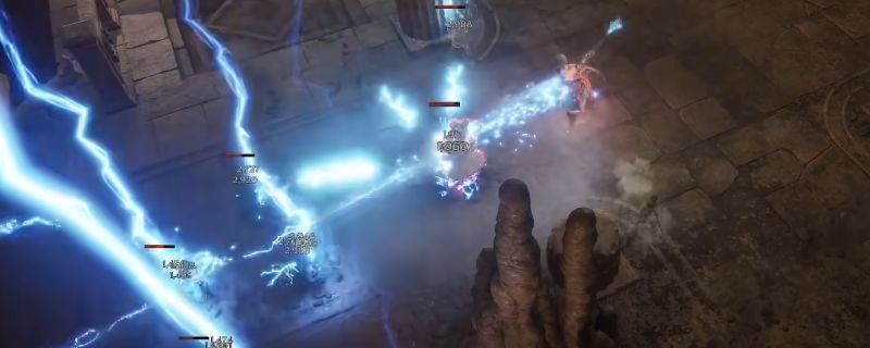 《泰坦之旅2》中角色释放闪电长矛技能的瞬间，蓝色雷电缠绕的长矛贯穿怪物群，场景充满炫目光影特效