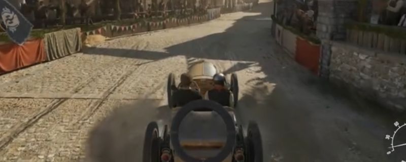《四海兄弟：故乡》游戏中赛车竞速场景截图，主角驾驶老式轿车在狭窄的西西里山道上疾驰，背景为阳光照耀下的地中海小镇