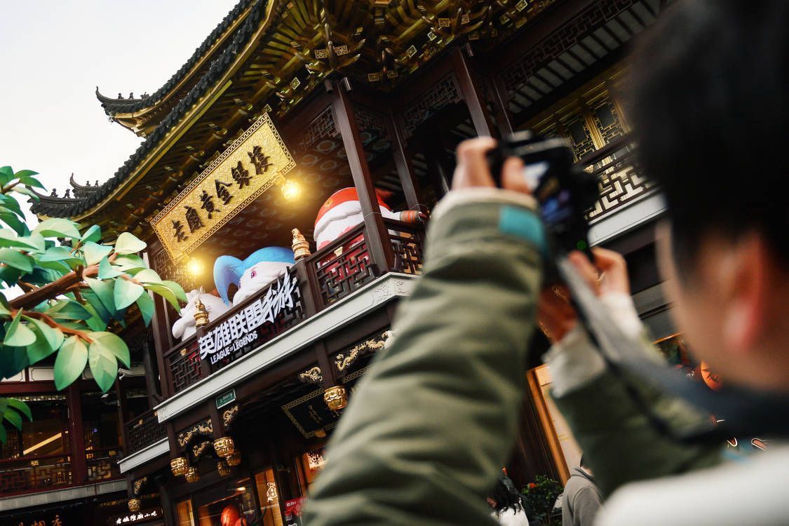 豫园灯会上展示的约德尔人主题花灯，色彩缤纷，角色生动可爱，吸引众多游客驻足拍照