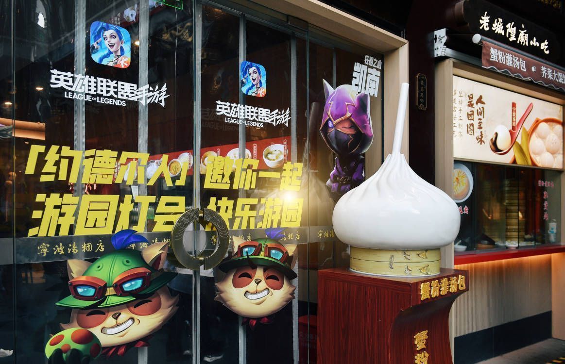 一对情侣站在巨大的班德尔城古树花灯下合影，灯光映照出温暖浪漫的氛围