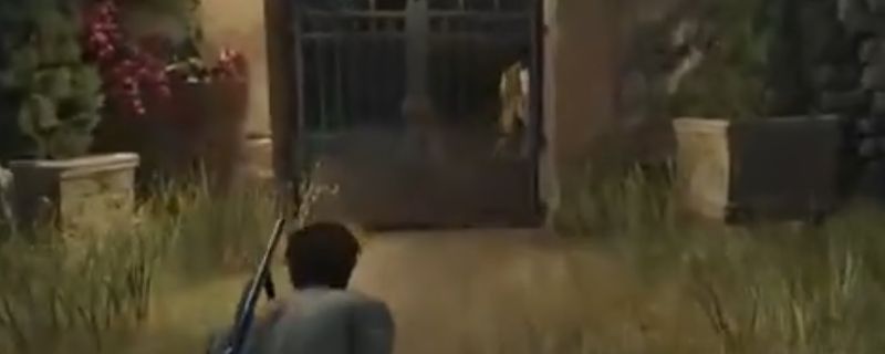 玩家操控角色在夜色中贴近墙壁潜行，前方有两名持枪守卫正在巡逻，画面突出显示潜行提示图标