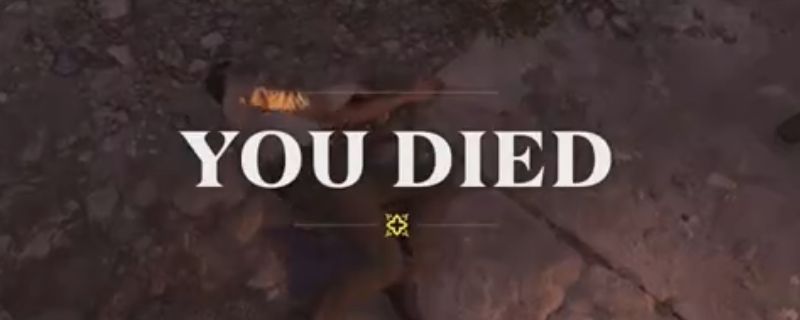 主角恩佐站在昏暗巷口，神情凝重地面对同伴持枪威胁，背景为老式汽车与砖墙建筑，气氛紧张