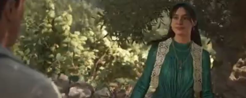 《四海兄弟：故乡》中主角与伊莎贝拉在夜晚花园中低声交谈的场景，周围灯光昏暗，氛围神秘而浪漫