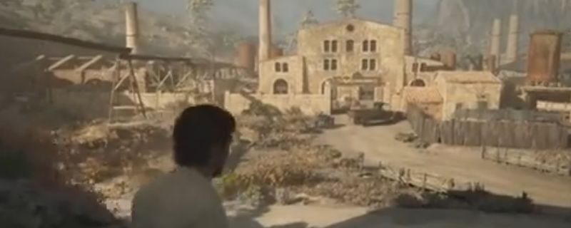 《四海兄弟：故乡》游戏中主角潜伏在阴影中准备暗杀敌人的场景，周围为工业风格建筑，氛围紧张