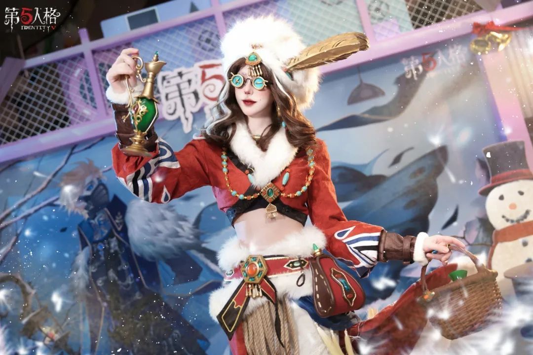 COSER扮演的舞女在雪地中翩然起舞，裙摆飞扬，光影交错