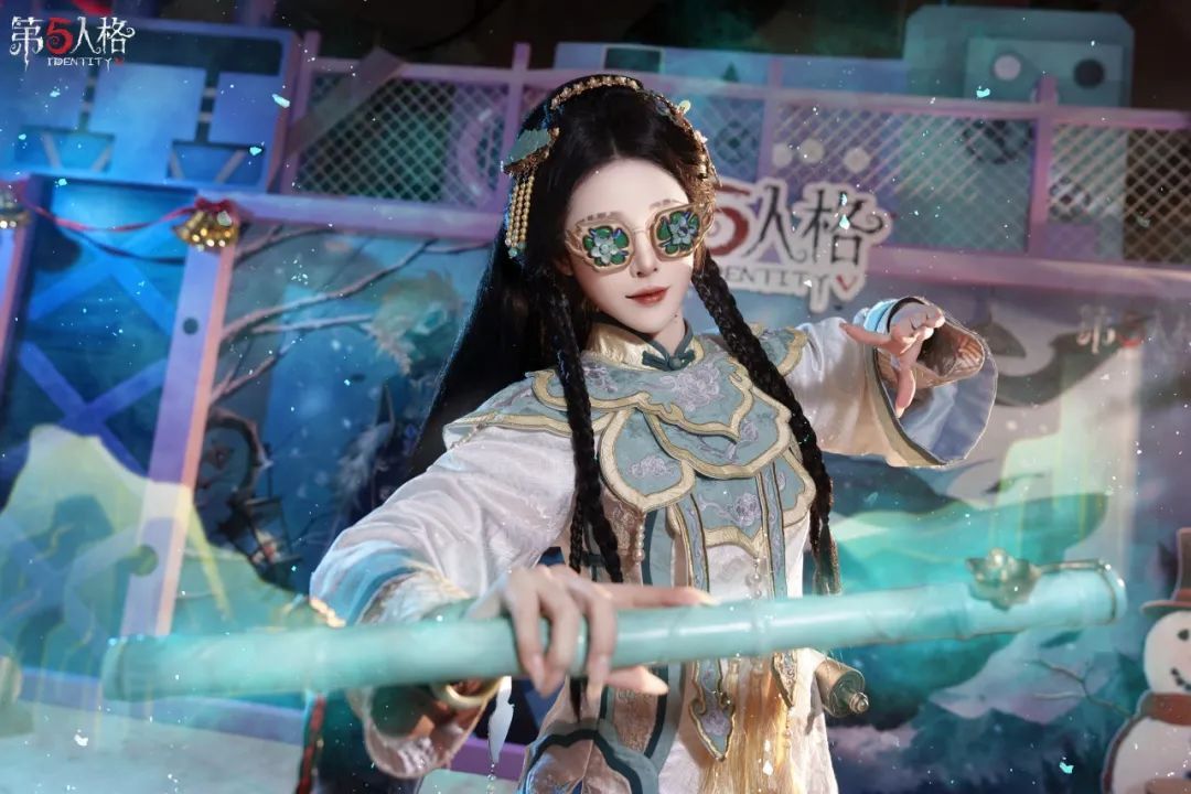 古董商COSER手持怀表站立于摊位前，细节还原度极高