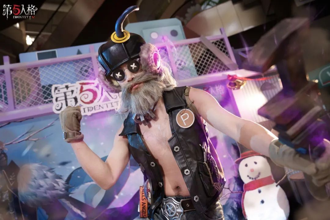 野人COSER与围观玩家击掌互动，气氛热烈