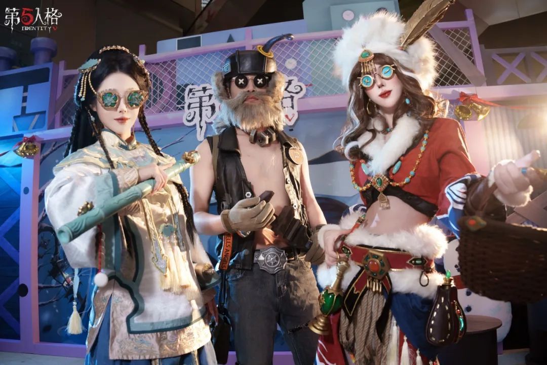 小朋友正在参与‘庄园涂鸦’活动，专注地在画板上绘制游戏角色