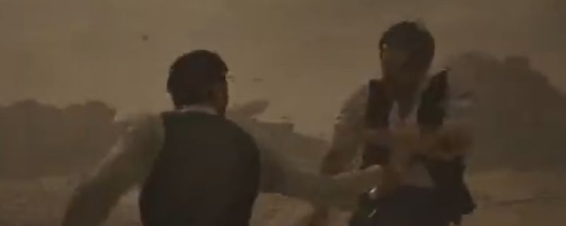 《四海兄弟：故乡》中主角与托里西阁下正面对峙的紧张战斗画面，背景为昏暗的室内场景，气氛压抑