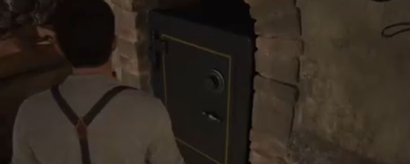 《四海兄弟：故乡》游戏中角色蹲在办公室角落试图撬开保险箱的紧张场景，周围环境昏暗，桌上摆放着老式台灯和文件