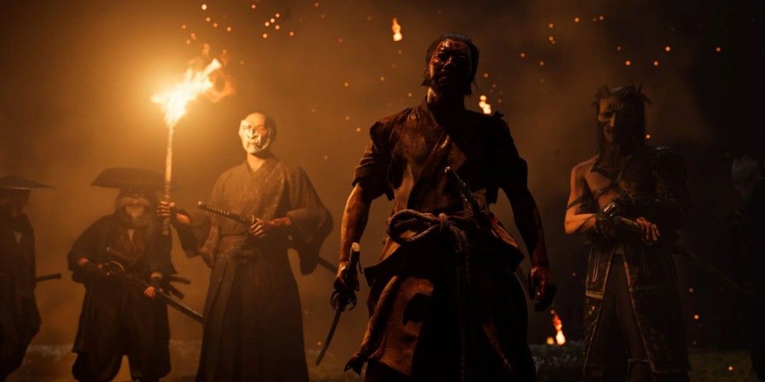 《羊蹄山之魂》中主角站在雪地悬崖边俯瞰远方，身后是飘动的旗帜和朦胧的山脉