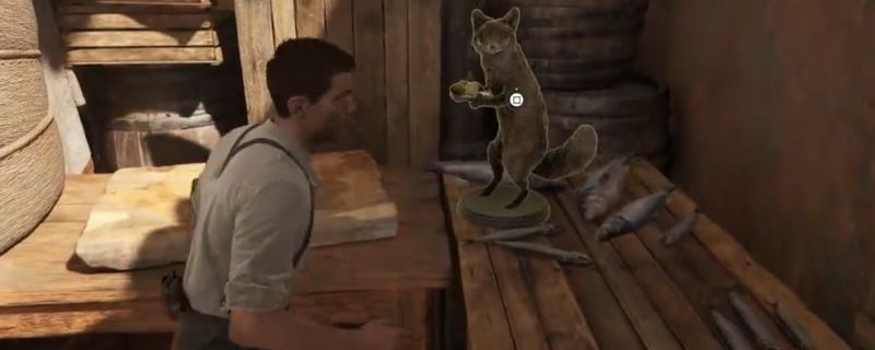 《四海兄弟：故乡》游戏中第一只神秘狐狸所在仓库内部场景，昏暗光线中狐狸位于角落箱堆旁，背景可见金属货架与破旧木门