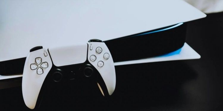 日本实体店中摆放的PS5主机与Switch 2并列展示，顾客正在体验新机