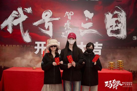 王星辰身穿汉服造型惊艳亮相片场，眼神坚定望向远方，身后是仿古宫殿布景