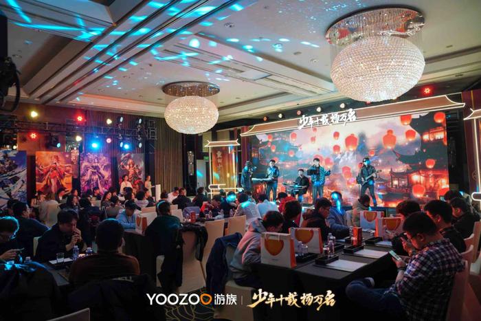 《少年三国志》十周年庆生会现场全景，舞台布置充满三国元素，玩家与嘉宾齐聚一堂欢庆盛典