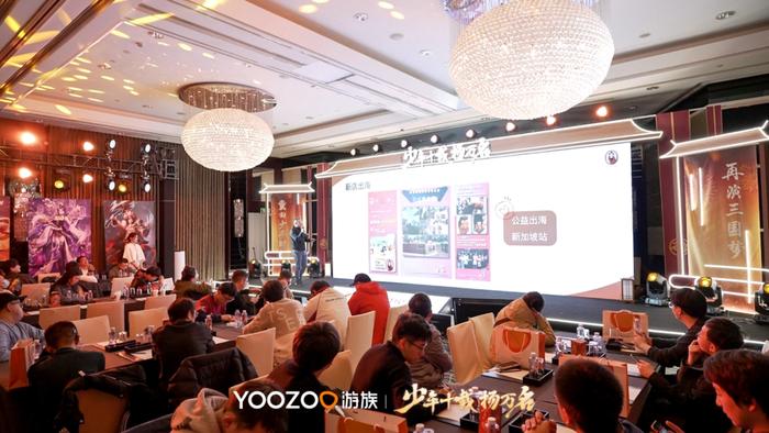 陈大可在演讲中展示熊爪咖啡团队合影，眼神坚定，传递温暖信念