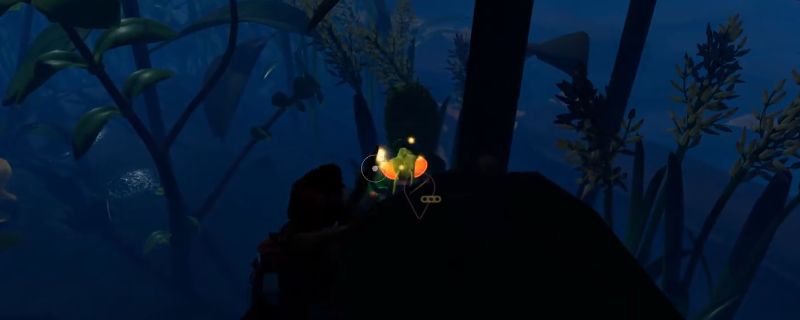 《禁闭求生2》中螳螂若虫的特写画面，其锋利前肢高高举起，双眼散发红光，展现出强烈的攻击性