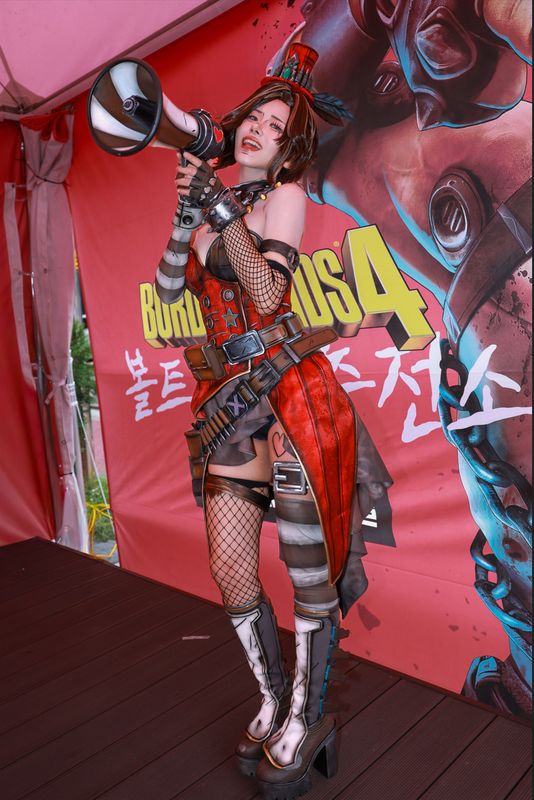 玩家驾驶改装战车在沙漠中飞驰，身后扬起尘土