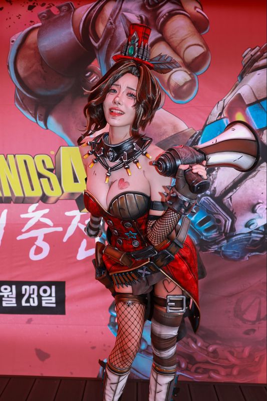 商店NPC站在霓虹灯招牌下，背后货架摆满各式奇特武器