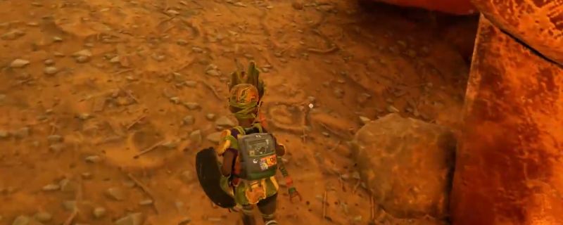 《禁闭求生2》游戏中角色站在草叶顶端收集清晨露珠的画面，背景为微光初现的庭院环境，氛围宁静