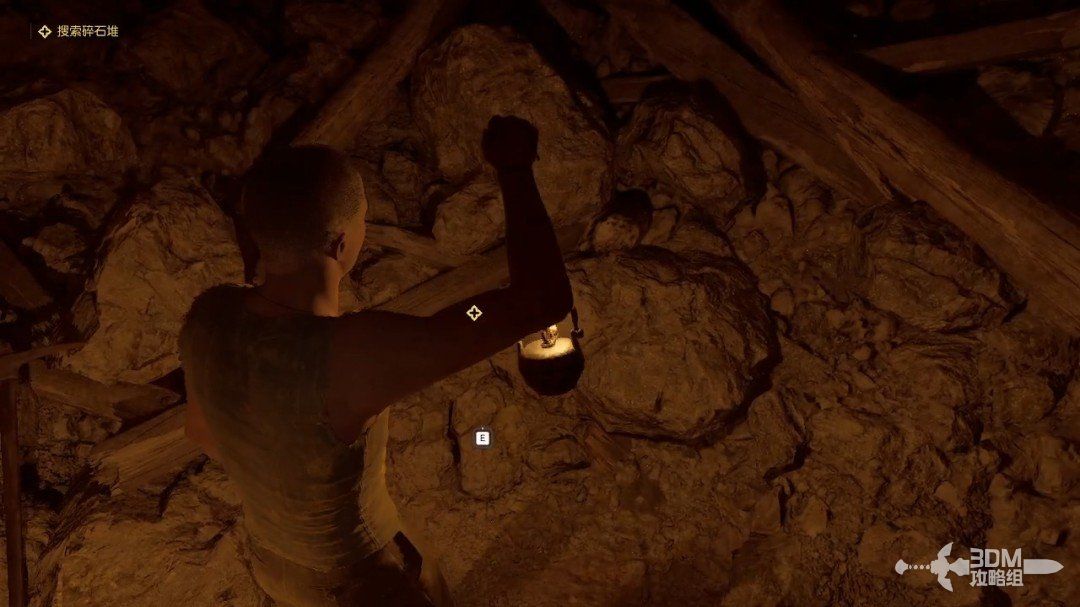 特写镜头展示地上的碎石堆，玩家角色正弯腰挖掘露出一个小木盒