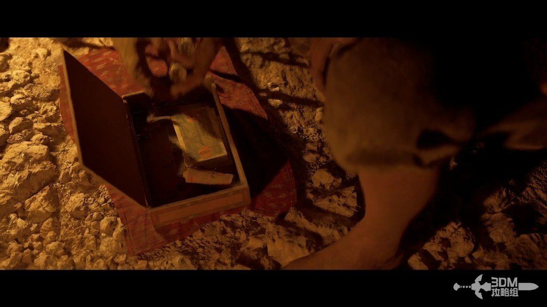 打开的木盒内部，放着几枚硬币和一辆锈迹斑斑的小铁车，充满怀旧气息