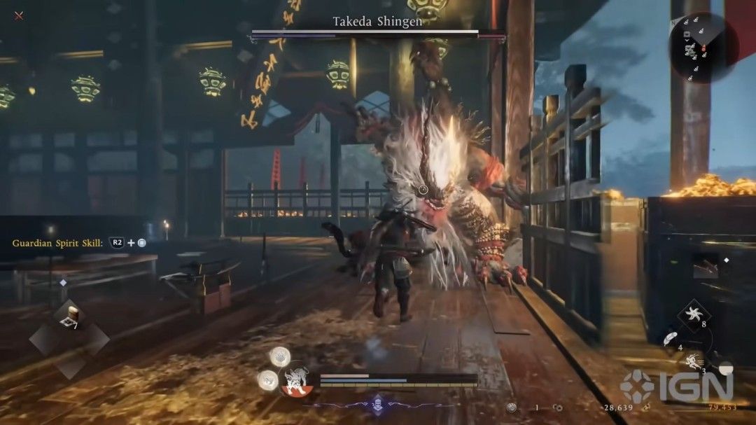 主角在月下与Boss激烈交锋，刀光划破夜空，特效华丽