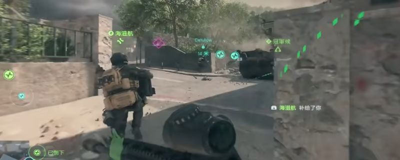 《战地6》游戏中突击兵在废墟城市中持枪前进，夜视视角下光影对比强烈，突显夜间作战氛围